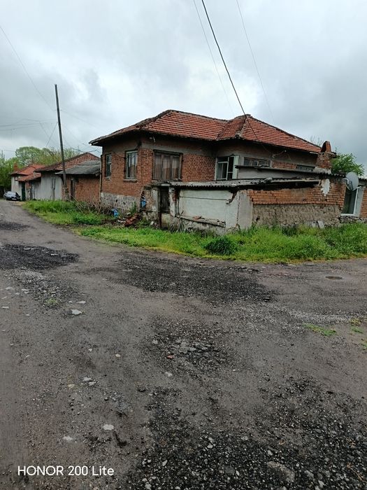 Продавам къща в с. Върбица