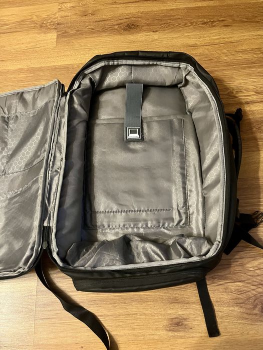 Черный рюкзак.