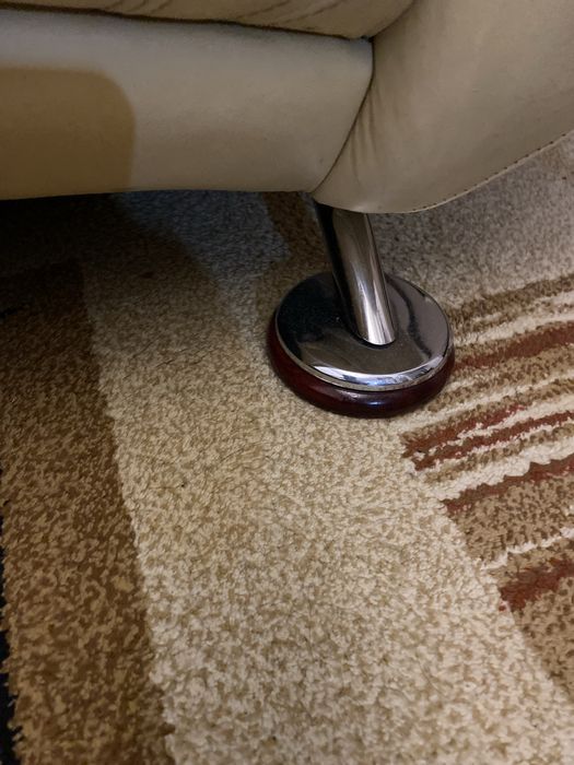 Кресло кожаное не просевшее