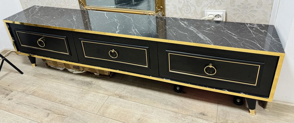 Comoda (negru, auriu)