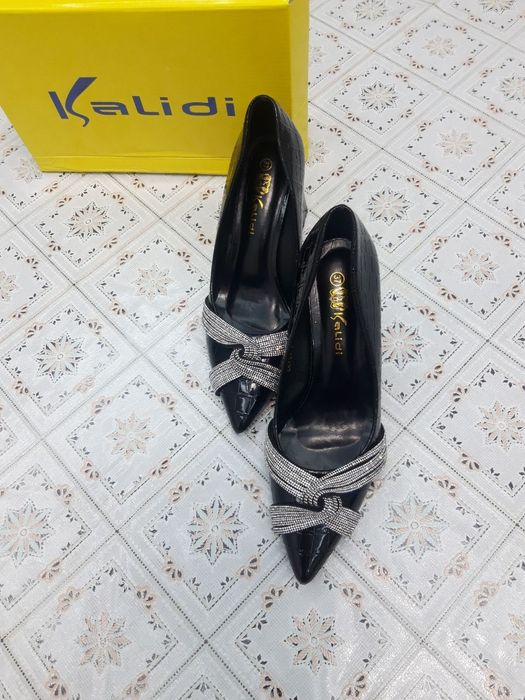 Tufli sotiladi holati yangi kadili firma razmeri 37