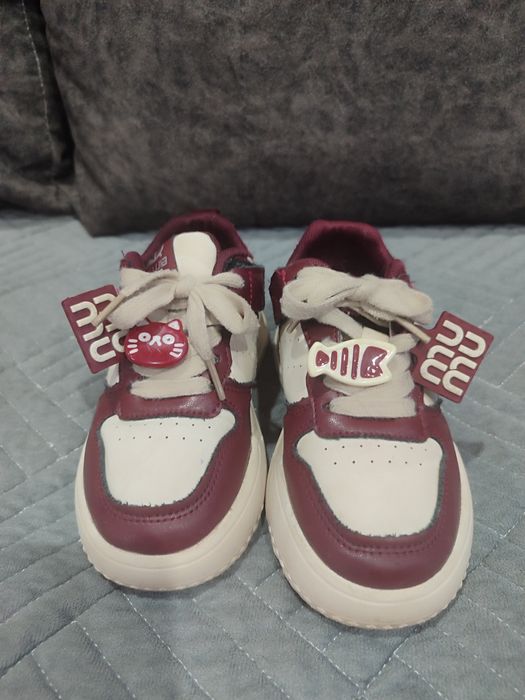 Продам детские кроссовки