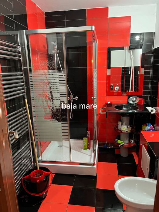 Vând apartament cu 3 camere în Vulcan jud Hunedoara, Camere cu intrări separate, 2 băi, 2 terase complet mobilat.