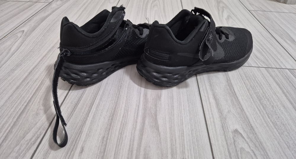 Vând adidasi Nike pentru baieti intr-o stare foarte buna