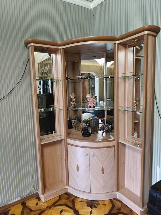 Продам угловой красивый сервант в хорошем состоянии