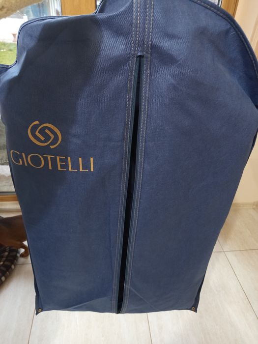 Продавам мъжки костюм