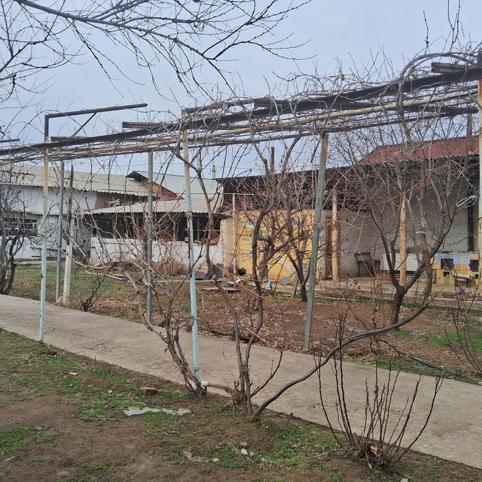 Uy sotiladi  8 sotxli