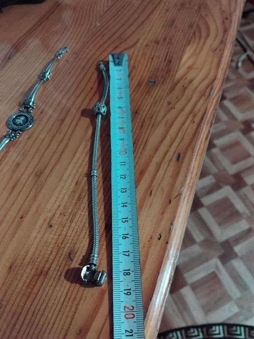Продават се сребърни гривни