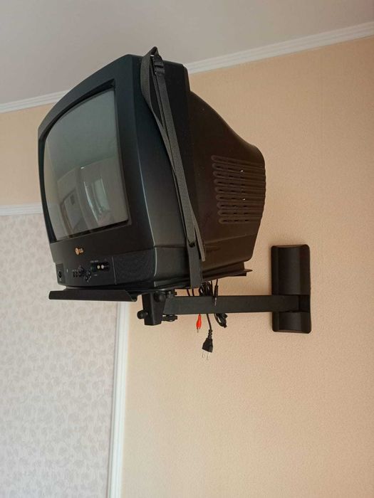 Телевизор  37 диагональ