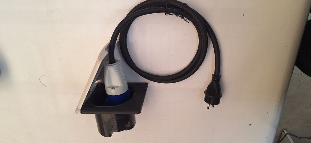 Кутия за захранване и преход кабел на кемпер/каравана