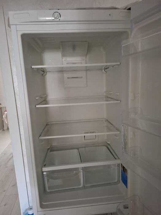 Продам холодильник indesit
