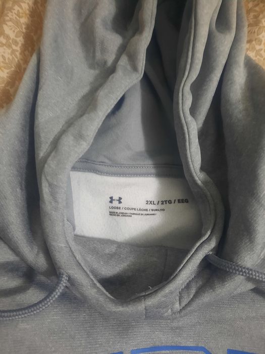 Vând hanorac Under Armour