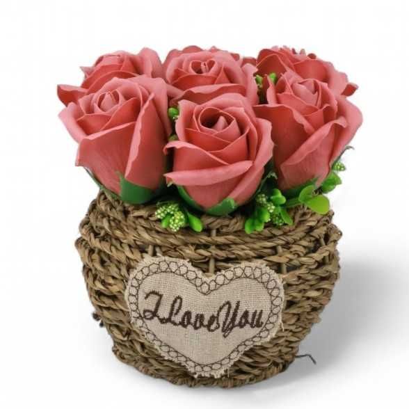 Романтична кашпа с розови сапунени цветя -„Сърце от рози“