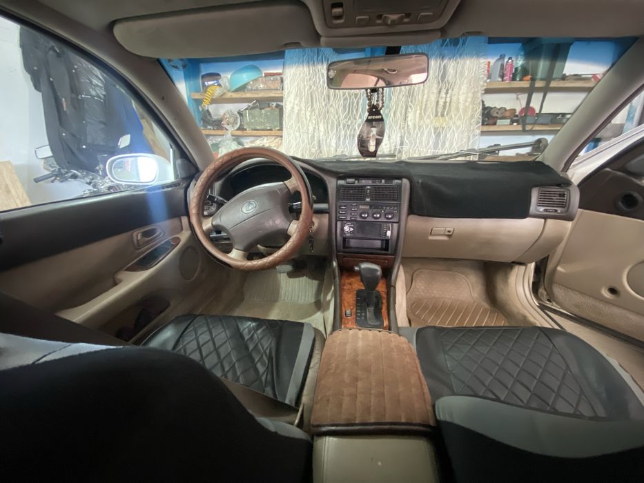 Lexus GS 300.