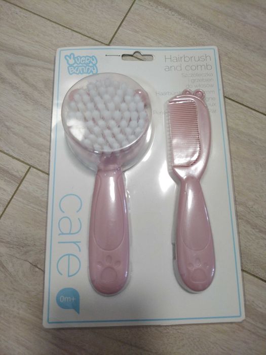 Set bebe fetita, 3-6 luni: combinezon plusat, perie&piepten, caciulita
