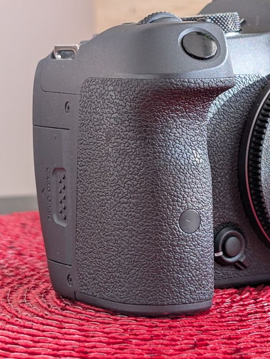 Canon R7 body, impecabil, 21.000 cadre, charger, curea de gat