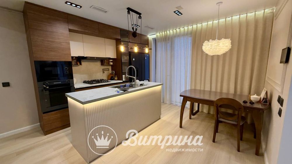 Трёхуровневый дизайнерский дом позади Greenwich