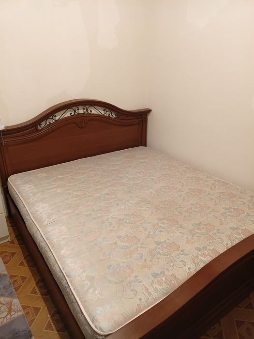 Кровать и тумбочки