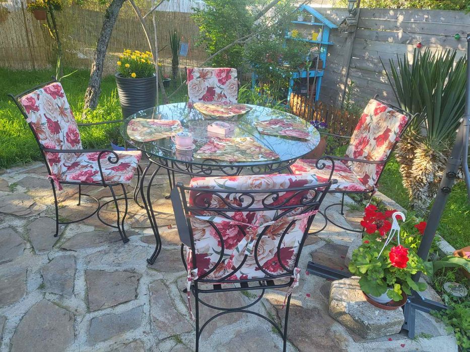 Маси и столове от ковано желязо. Градински мебели.