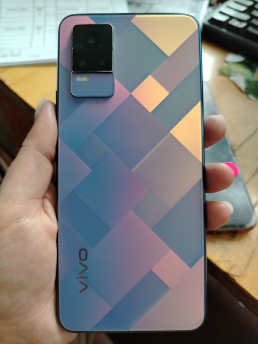 Продам телефон Vivo V21e