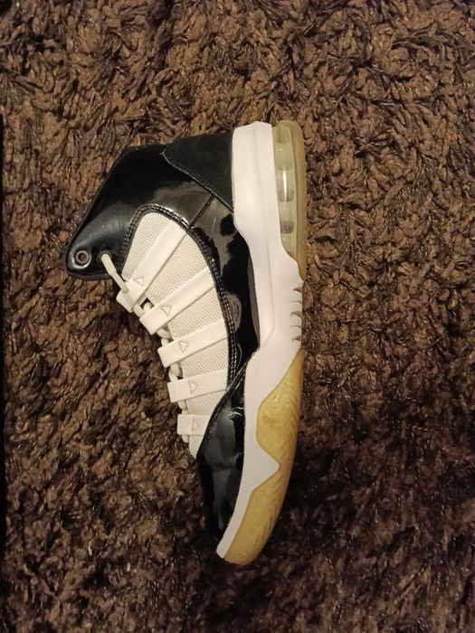 Jordan aura max, black and white