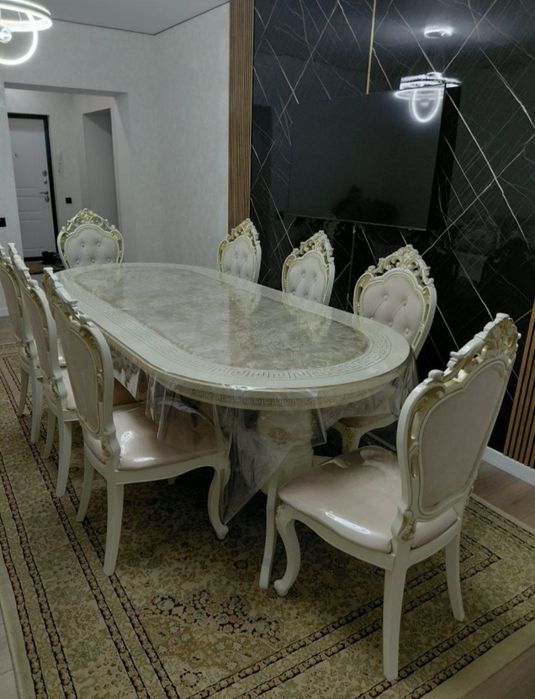 Продам стол со стульями.