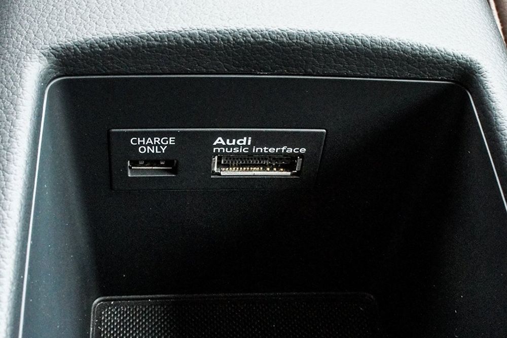 Cablu Adaptor AMI MMI cu USB pentru Volkswagen, Audi, Skoda