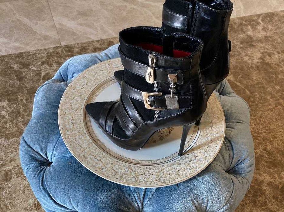 Оригинални дамски боти Cesare Paciotti велур