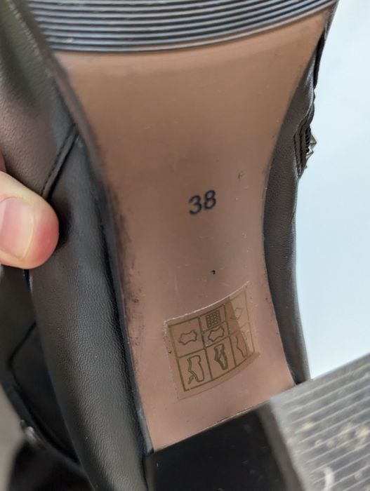 Кожаные ботинки.