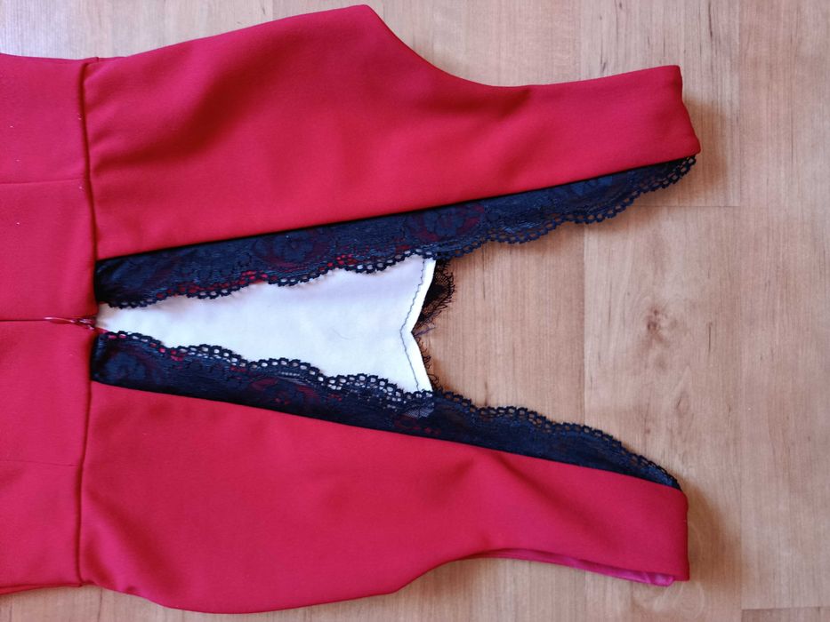 Къса червена рокля