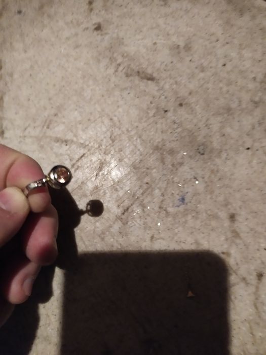 Продам серебряную женскую серьгу.