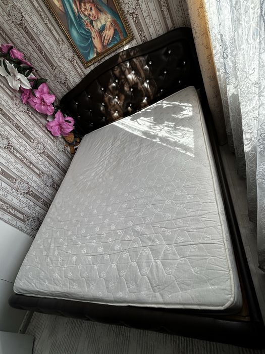 Кровать с матрасом