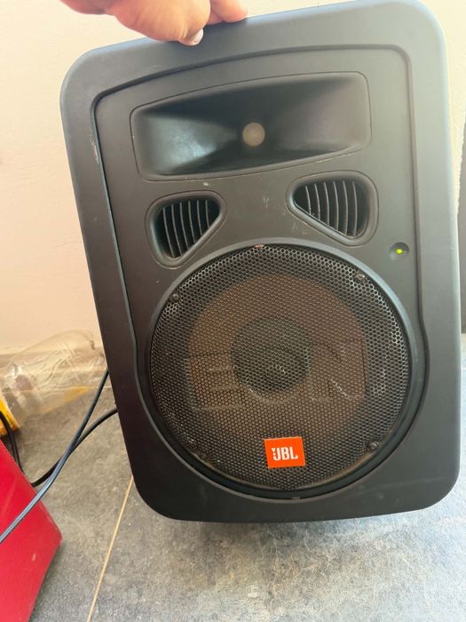 Se vinde boxa activa jbl stare buna așa cum se vede doar Iași prețul este de 800 lei