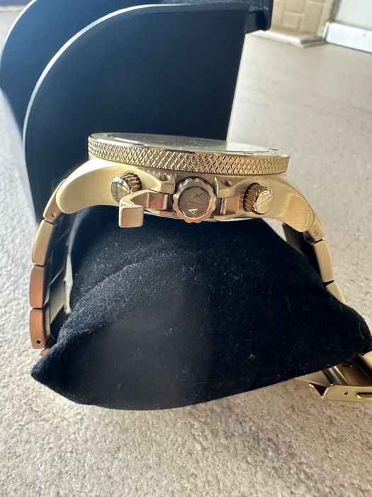 Продавам оригинален часовник Armani Exchange