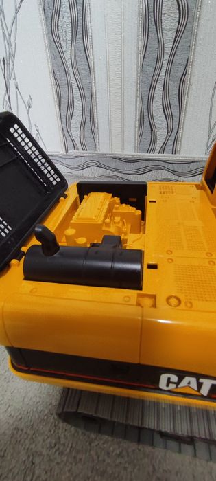 Игрушечный гусеничный экскаватор