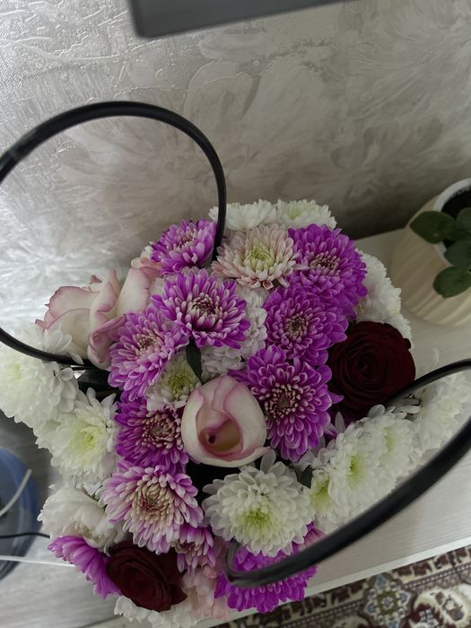 Корзина хризантем с розой