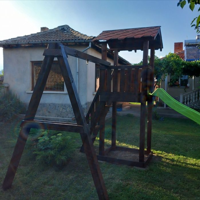 Къщичка с пързалка и люлка