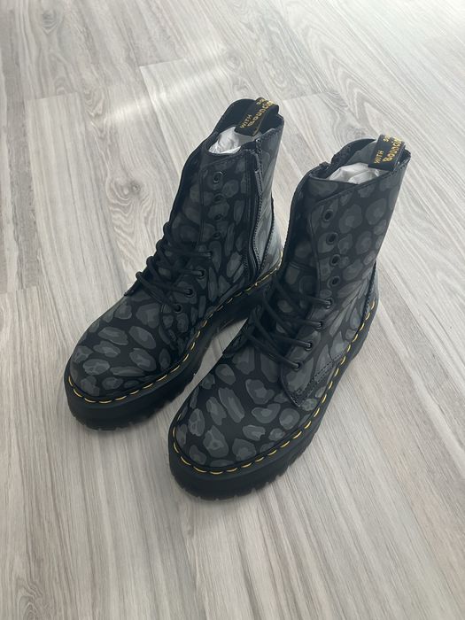 Vand ghete Dr Martens noi