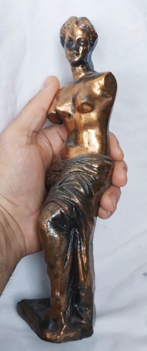Statuetă decorativă Zeița Afrodita din antimoniu poleită cu cupru, înnălțime 24cm.