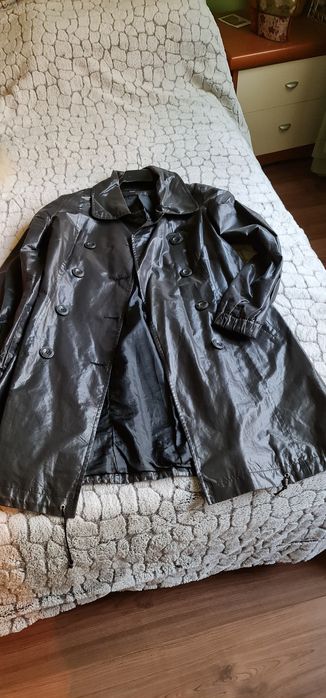 Кожени якета носени и едното е ново.