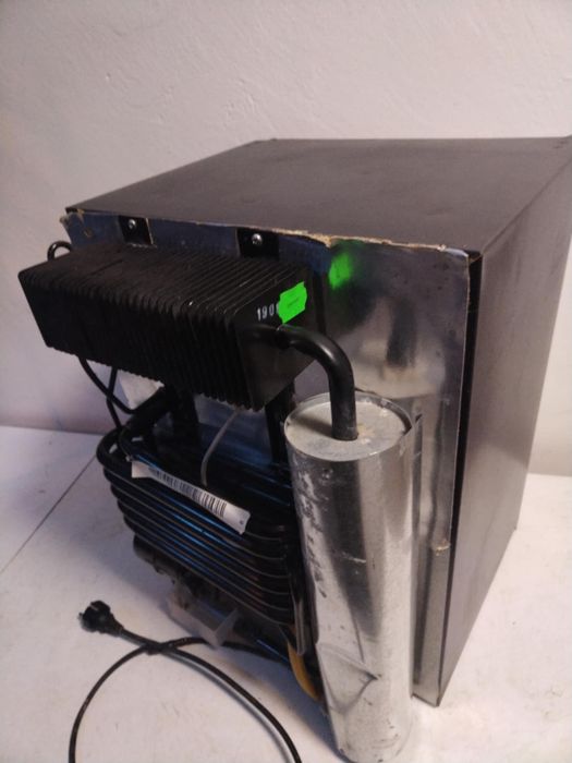 Амонячен хладилник тип мини бар.
DOMETIC RH438D с обем 30 литра.
Ниска