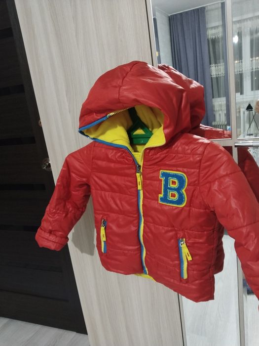 Продам детскую осенню куртку