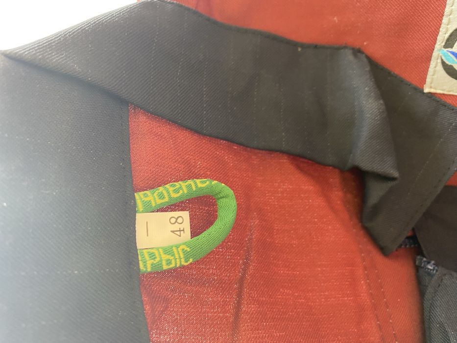 Мұнайшы киімдері бар