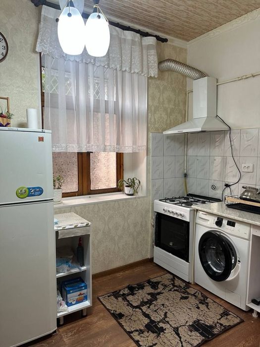 1 комнатная с мебелью и техникой в центре Чирчика (вдоль дороги)!