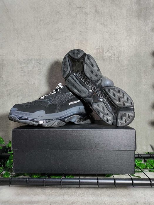 Adidasi negrii triple S marimea 43