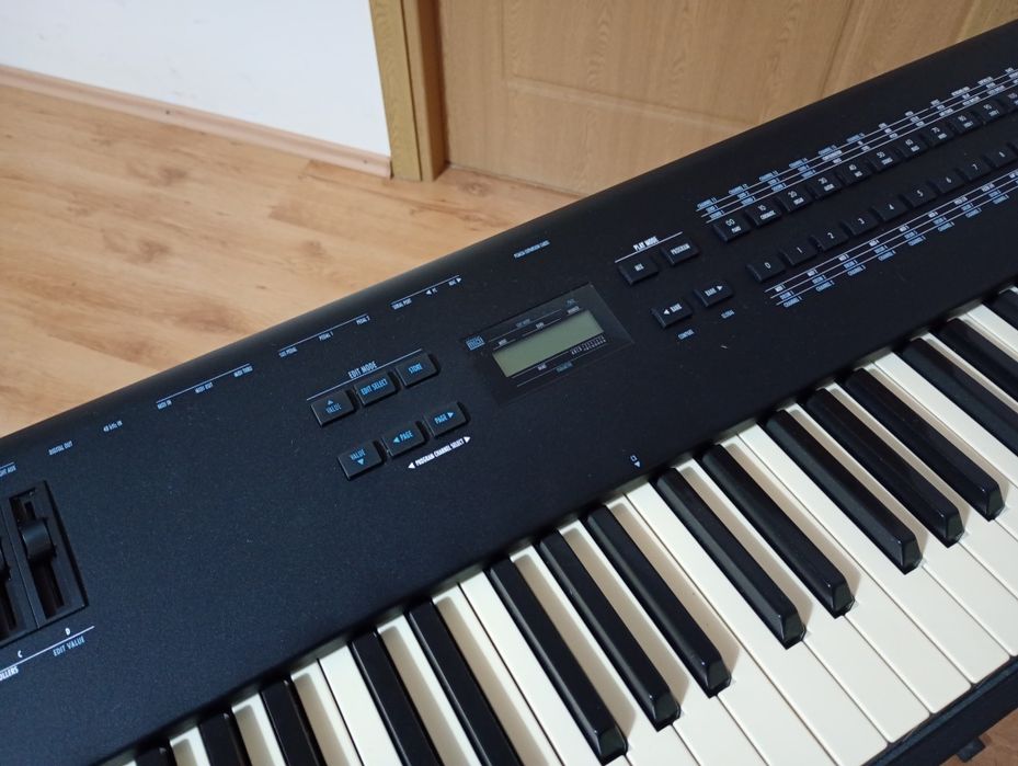 Alesis QS8 pian orga midi controler