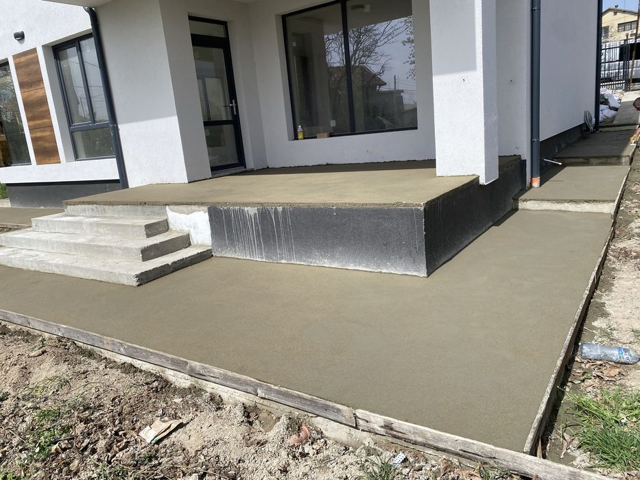 Полагане на подови замазки в цяла Страна