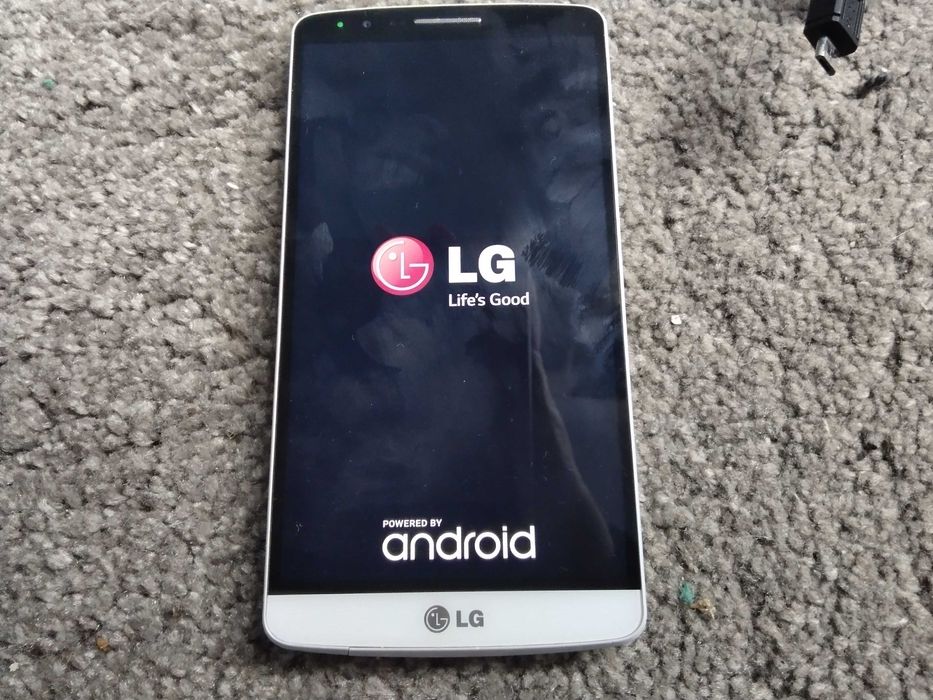 страхотен оригинален смартфон LG с оригинално зарядно и нова батерия