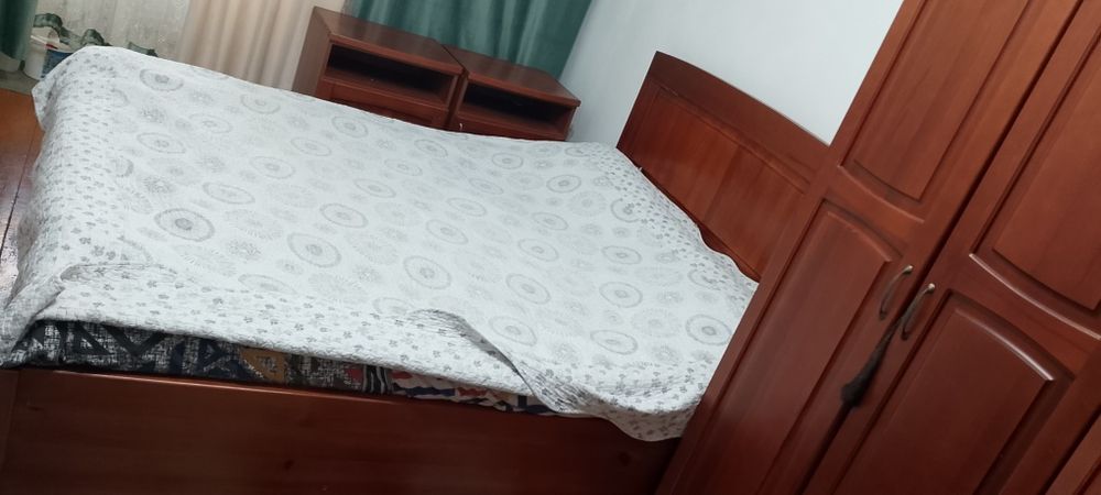 Продам 2ух спальную кровать,2прикроватные тумбочки,стол трильяж с зерк
