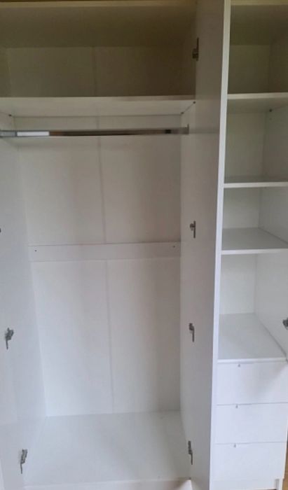 Двухярусная кровать и шкаф